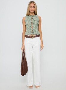 KianaF - PrPolly - Serenitia Mid Rise Relaxed Jeans White Wash-8 - 6-Model-Kiana-Us2.jpg