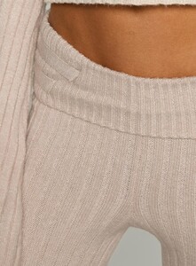 KianaF - PrPolly - With Purpose Knit Pants Beige-8 - 5-Model-Kiana-Us2.jpg