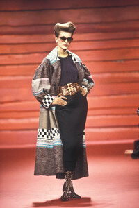 LudmilaIsaeva_ChristianLacroixFW1992_01.jpg