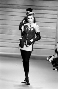 LudmilaIsaeva_ChristianLacroixFW1992_08.jpg