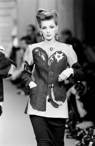 LudmilaIsaeva_ChristianLacroixFW1992_09.jpg