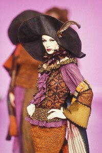 LudmilaIsaeva_ChristianLacroixFW1993_07.jpg