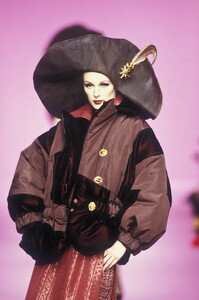 LudmilaIsaeva_ChristianLacroixFW1993_12.jpg