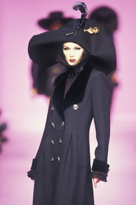 LudmilaIsaeva_ChristianLacroixFW1993_14.jpg