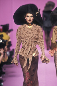 LudmilaIsaeva_ChristianLacroixFW1993_15.jpg