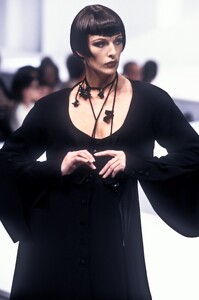 LudmilaIsaeva_ClaudeMontanaFW1993_09.jpg