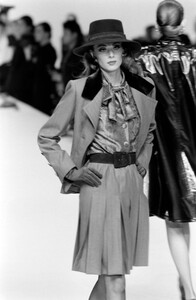 LudmilaIsaeva_GivenchyFW1992_03.jpg