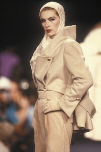 LudmilaIsaeva_LanvinHCFW1990_01.jpg