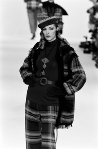 LudmilaIsaeva_YvesSaintLaurentFW1992_04.jpg