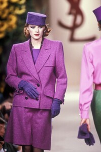 LudmilaIsaeva_YvesSaintLaurentHCFW1990_01.jpg
