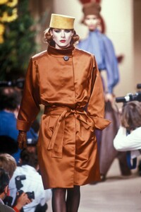 LudmilaIsaeva_YvesSaintLaurentHCFW1990_03.jpg