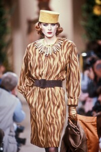 LudmilaIsaeva_YvesSaintLaurentHCFW1990_05.jpg