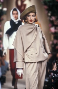 LudmilaIsaeva_YvesSaintLaurentHCFW1991_05.jpg