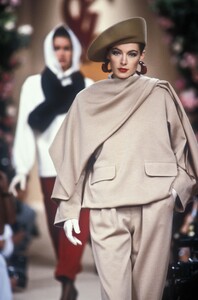 LudmilaIsaeva_YvesSaintLaurentHCFW1991_06.jpg