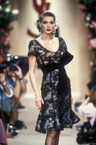 LudmilaIsaeva_YvesSaintLaurentHCFW1991_12.jpg