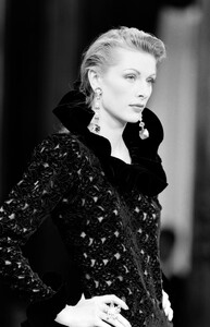 LudmilaIsaeva_YvesSaintLaurentHCFW1993_07.jpg