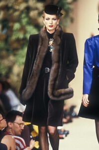 LudmilaIsaeva_YvesSaintLaurentHCFW1993_08.jpg