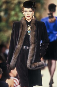 LudmilaIsaeva_YvesSaintLaurentHCFW1993_09.jpg