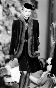 LudmilaIsaeva_YvesSaintLaurentHCFW1993_11.jpg