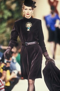 LudmilaIsaeva_YvesSaintLaurentHCFW1993_16.jpg