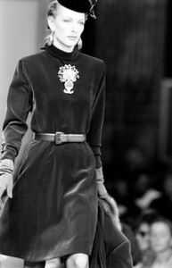 LudmilaIsaeva_YvesSaintLaurentHCFW1993_18.jpg