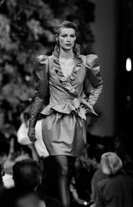 LudmilaIsaeva_YvesSaintLaurentHCFW1993_21.jpg