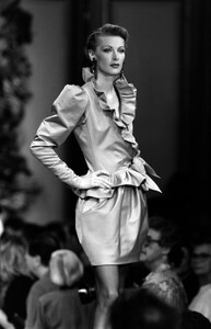 LudmilaIsaeva_YvesSaintLaurentHCFW1993_23.jpg