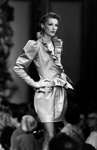 LudmilaIsaeva_YvesSaintLaurentHCFW1993_24.jpg
