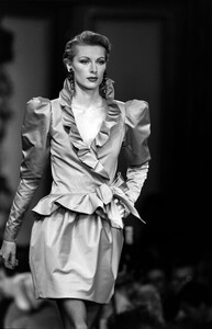 LudmilaIsaeva_YvesSaintLaurentHCFW1993_25.jpg