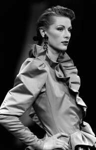 LudmilaIsaeva_YvesSaintLaurentHCFW1993_26.jpg