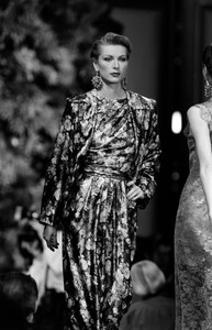 LudmilaIsaeva_YvesSaintLaurentHCFW1993_32.jpg