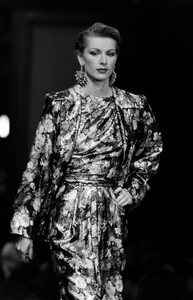 LudmilaIsaeva_YvesSaintLaurentHCFW1993_33.jpg