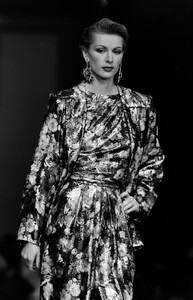 LudmilaIsaeva_YvesSaintLaurentHCFW1993_34.jpg