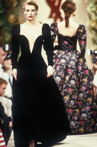 LudmilaIsaeva_YvesSaintLaurentHCFW1993_36.jpg