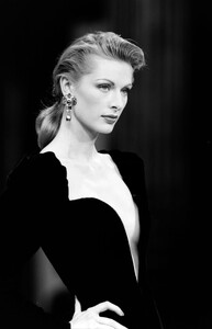 LudmilaIsaeva_YvesSaintLaurentHCFW1993_41.jpg