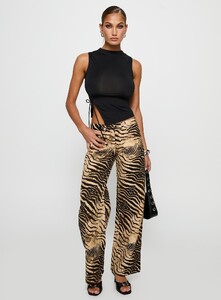 MelitaS - PrPolly - Low Rise Roomy Pants Multi-8 - 2-Model-Melita-Us2_F7cc5c1f-978b-4fcd-99fb-Ef853452512e.jpg