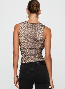 MelitaS - PrPolly - Warm Honey Top Leopard-8 - 4-Model-Melita-Us4_6c9f86de-543e-4ea7-9979-1abd58c521c2.jpg