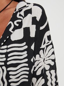 NSole - PrPolly - Caraliia Shirt Black _ Cream-7 - 5-Model-Nat-Us2_Aeae1ba5-0c96-4a05.jpg