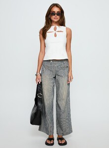 NSole - PrPolly - Celyse Cut Out Detail Top White-7 - 6-Model-Nat-Us2_6a77acc6-E6d1-40ad.jpg