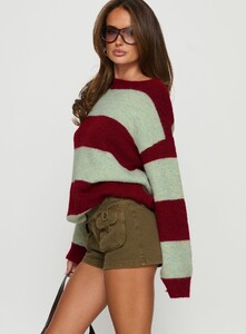 NSole - PrPolly - Headphones On Micro Cargo Short Green-6 - 3-Model-Nat-Us2_356657a5-2099-4c05.jpg