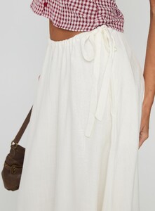 NSole - PrPolly - Persuasion Tie Side Midi Skirt White-7 - 5-Model-Nat-Us2_225013b0-70dd-4f73.jpg