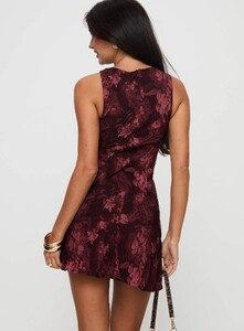 NSole - PrPolly - Vivre Mini Dress Burgundy Paisley-8 - 4-Model-Nat-Us2_7bc6f42c-44d6-49f0.jpg