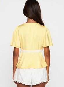 SAsici - PrPolly - For The Summer Lace Trim Top Yellow-7 - 4-Model-Selina-Us2.jpg