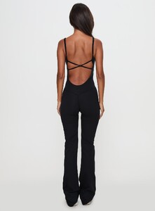 SAsici - PrPolly - Full-time Flared Backless Active Romper Blac-8 - 4-Model-Selina-Us2.jpg