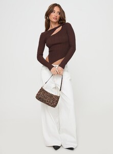 SaskiaJ - PrPolly - Ellara Long Sleeve Top Brown-7 - 2-Model-Saskia-Us2.jpg