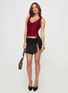 SaskiaJ - PrPolly - Far Away Top Burgundy-8 - 2-Model-Saskia-Us2.jpg