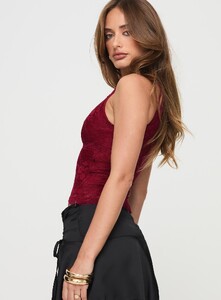 SaskiaJ - PrPolly - Far Away Top Burgundy-8 - 3-Model-Saskia-Us2.jpg