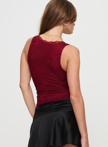 SaskiaJ - PrPolly - Far Away Top Burgundy-8 - 4-Model-Saskia-Us2.jpg
