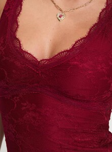 SaskiaJ - PrPolly - Far Away Top Burgundy-8 - 5-Model-Saskia-Us2.jpg