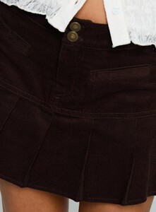 SaskiaJ - PrPolly - Haleigh Pleat Mini Skirt Brown-7 - 5-Model-Saskia-Us2.jpg